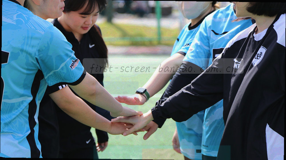 并排两块抽象面板的界面框架示意，一块偏青、一块偏橙
